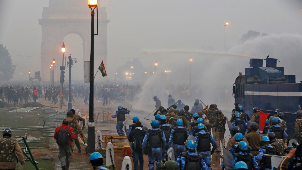 Polícia usa canhões d’água para dispersar manifestantes durante protesto contra estupros em Nova Déli