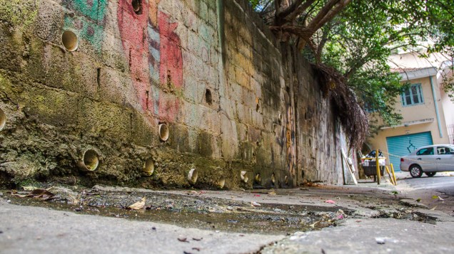<p>Uma das nascentes do Rio Saracura, no fim da Rua Dr. Seng, próximo ao Hotel Maksoud Plaza</p> <p>Uma das nascentes do Rio Saracura, no fim da Rua Dr. Seng, próximo ao Hotel Maksoud Plaza</p>