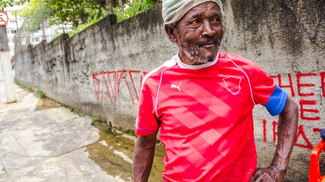 <p>Onofre Sabino usa a água de uma das nascentes do Rio Saracura para lavar carros na Rua Rocha. Ele cobra 5 reais por veículo</p>