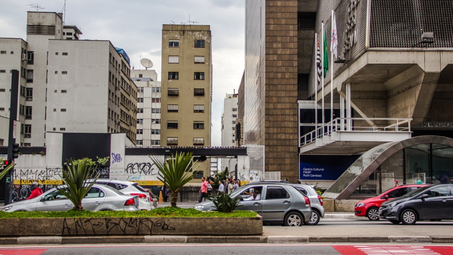<p>Na Avenida Paulista, entre a Alameda Casa Branca e a Rua Pamplona, é possível perceber que, num trecho do quarteirão nenhuma construção foi erguida. Esse é um dos indícios que sob este "corredor de horizonte" passa um rio</p>