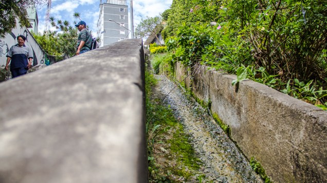 <p>Ao lado da escadaria que liga a Rua Werner Sack à Rua Orós está uma das nascentes do Rio das Corujas. Os vigias que trabalham na guarita ao pé do morro garantem que a água jorra 24 horas por dia, 365 dias por ano</p>