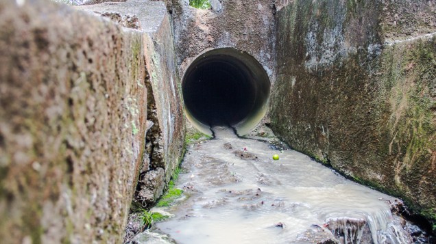 <p>Depois de percorrer alguns quilômetros sob a terra, o Rio das Corujas volta a aparecer na Praça Dolores Ibarruri </p>