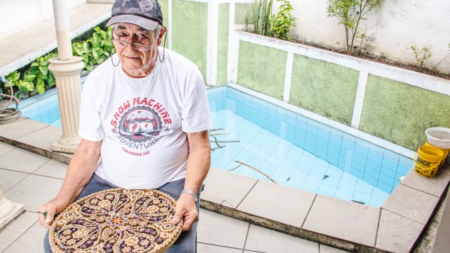 <p>Numa travessa de mesmo nome da Rua Carapuruí, Valter Bechara descobriu que a poça d’água que insistia em sobreviver a todas as tentativas de aterramento era, na verdade, a nascente do Rio Tiburtino. Hoje transformada numa pequena fonte de água natural, a mina chega a produzir 800 mil litros de água por mês</p> <p>Numa travessa de mesmo nome da Rua Carapuruí, Valter Bechara descobriu que a poça d’água que insistia em sobreviver a todas as tentativas de aterramento era, na verdade, a nascente do Rio Tiburtino. Hoje transformada numa pequena fonte de água natural, a mina chega a produzir 800 mil litros de água por mês</p>