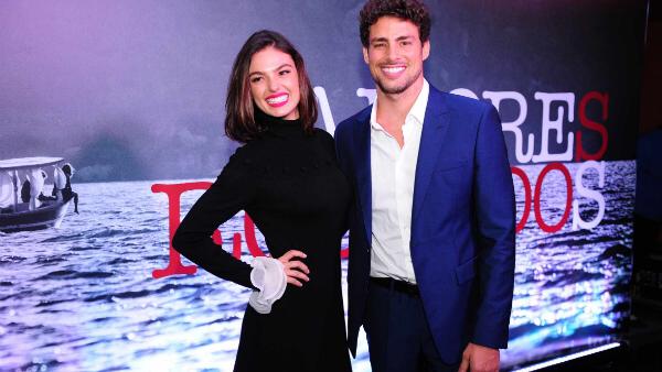 Cauã Reymond e Ísis Valverde aparecem juntos na apresentação da série Amores Roubados