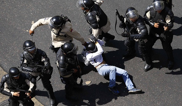 Policiais prendem manifestante em Caracas