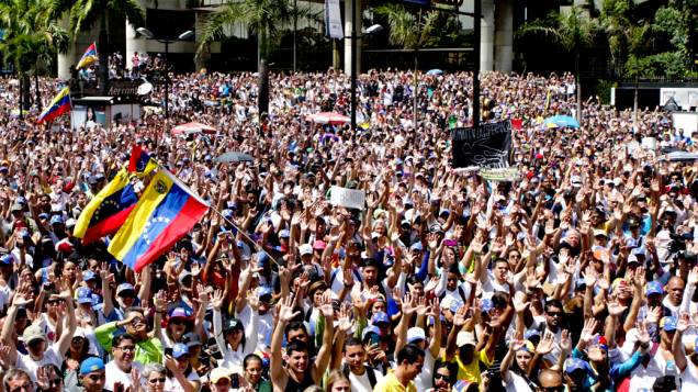Manifestantes protestam contra o governo do presidente Nicolás Maduro neste domingo (16) em Caracas, Venezuela