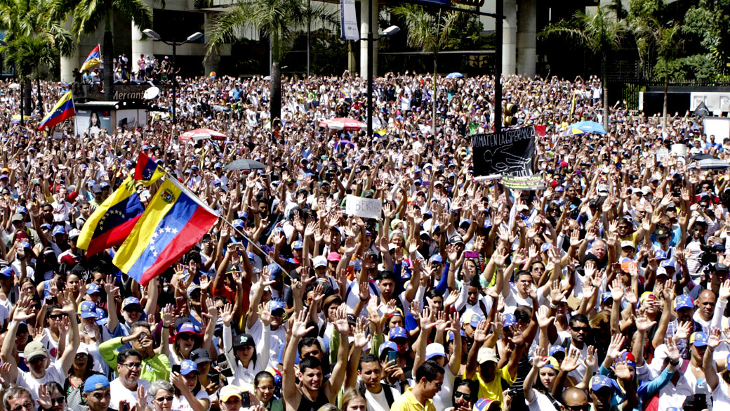 Manifestantes protestam contra o governo do presidente Nicolás Maduro neste domingo (16) em Caracas, Venezuela