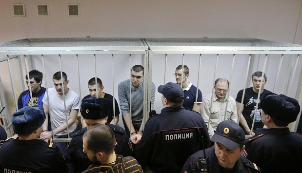 Os acusados aguardam leitura da sentença, em Moscou