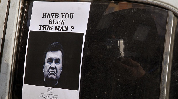 Cartaz de "procura-se" elaborado por manifestante pergunta onde está Viktor Yanukovich