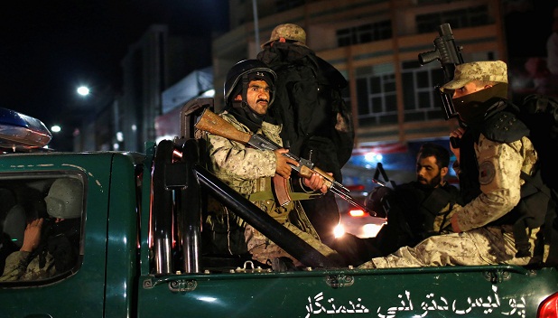 Soldados chegam ao Hotel Serena, em Cabul