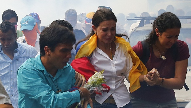 A deputada María Corina Machado e seu grupo foram alvo de bombas de gás lacrimogênio disparadas pela polícia