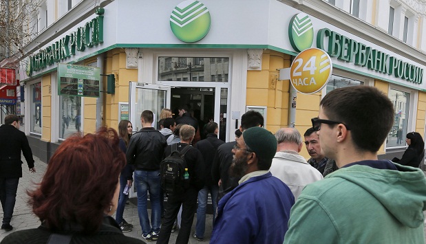 Fila em frente a um banco na Crimeia. Península agora está sem energia e transporte