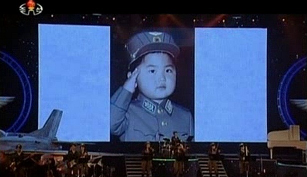 O pequeno ditador: telão mostra Kim Jong-un durante sua infância
