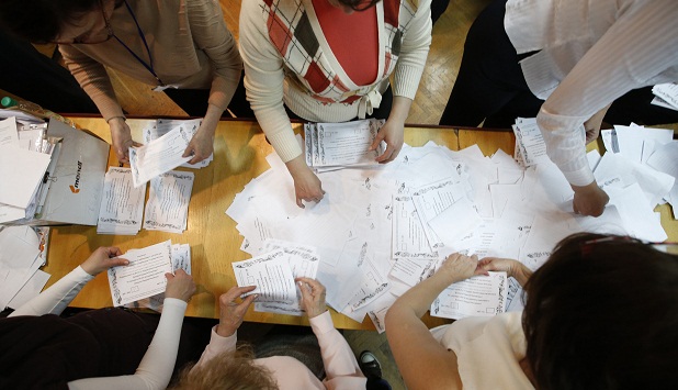 Membros da comissão eleitoral de Donetsk contam os votos do referendo