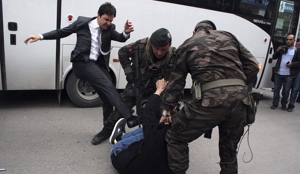 Assessor de Erdogan chuta manifestante imobilizado