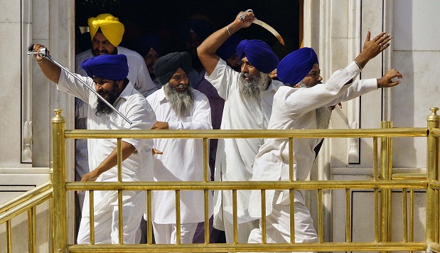 Sikhs usaram espadas para atacar rivais