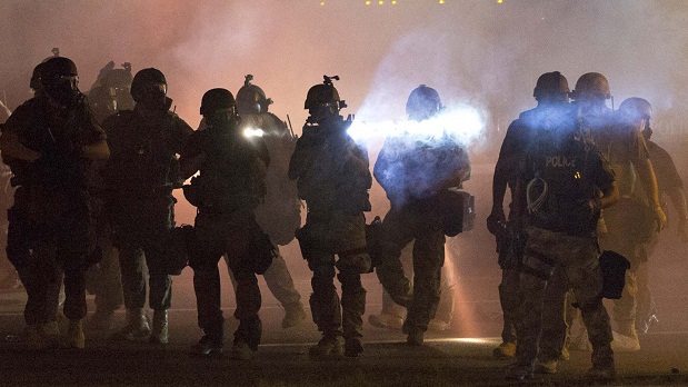 Policiais reprimem protestos em Ferguson (EUA)