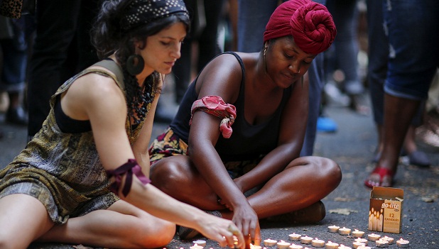 Mulheres fazem vigília em memória de Michael Brown em Nova York