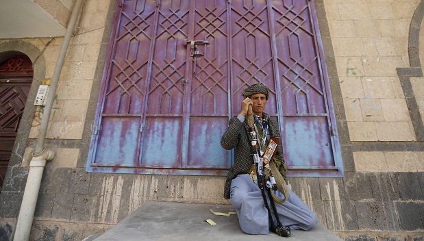 Rebelde xiita em um casa em Sanaa