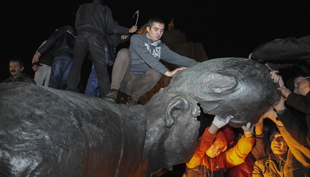 Manifestantes comemoram queda da estátua