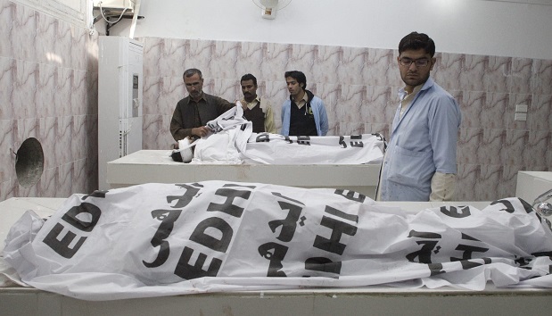 Corpos de membros da equipe de vacinação que foi atacada no Paquistão