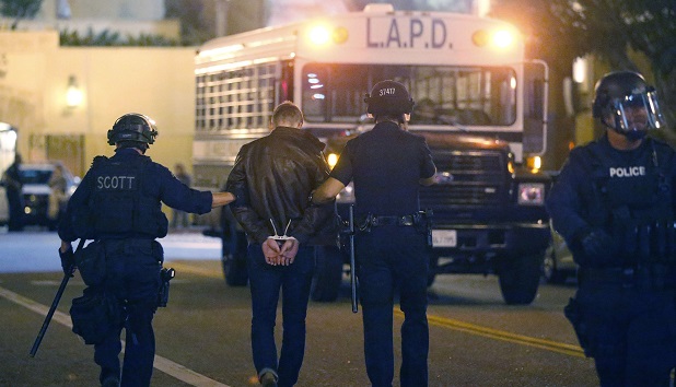 Policiais prendem manifestante em Los Angeles