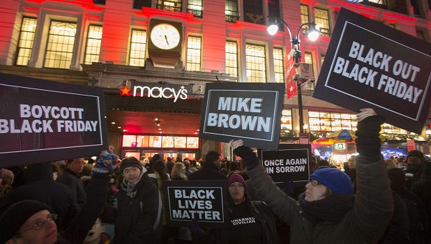 Manifestantes protestam contra resultado de júri em Nova York e pedem que pessoas boicotem a Black Friday