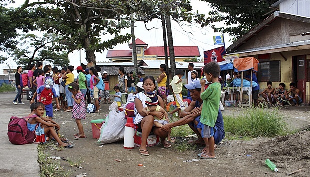 Moradores aguardam evacuação na cidade de Tacloban antes da chegada de tufão