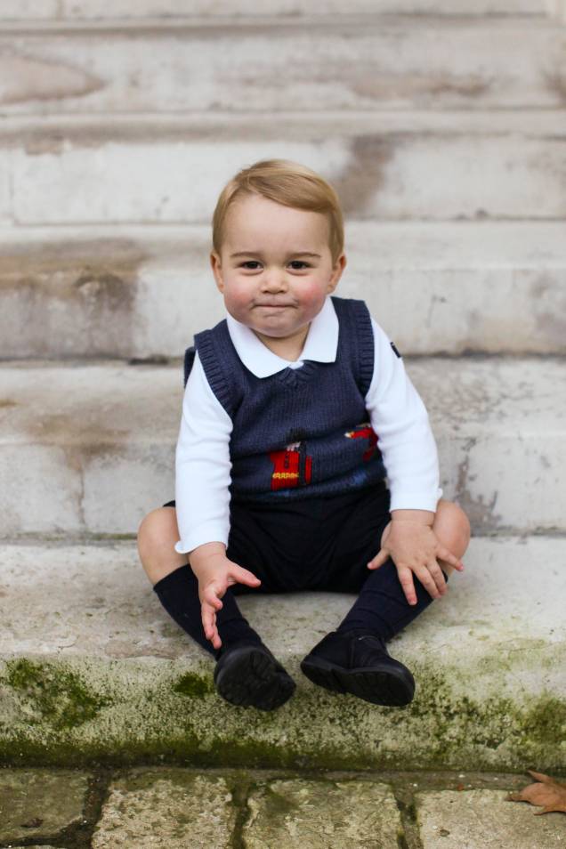 Príncipe George posa no jardim do Palácio de Kensington para fotos oficiais do Natal, em 2014 Príncipe George posa no jardim do Palácio de Kensington para fotos oficiais do Natal, em 2014