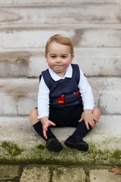 Príncipe George posa no jardim do Palácio de Kensington para fotos oficiais do Natal, em 2014