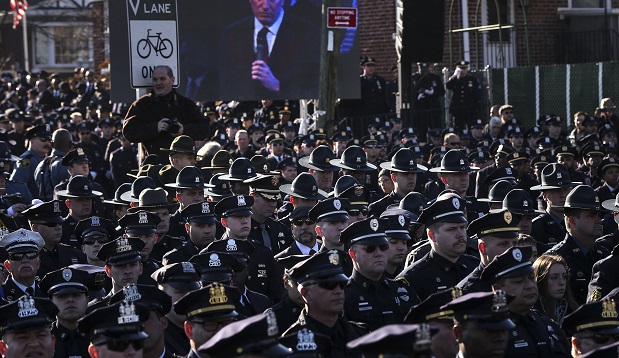 Policiais no funeral de Rafel Ramos, em Nova York