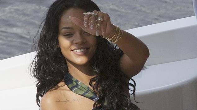 Rihanna passa a tarde com amigos em iate no Rio