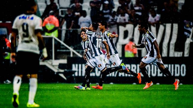 Jogadores do Figueirense comemoram gol do meia Giovanni Augusto, o primeiro em partidas oficiais no Itaquerão, na vitória do time catarinense sobre o Corinthians