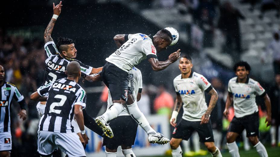 O zagueiro Cléber do Corinthians disputa jogada pelo alto na derrota para o Figueirense