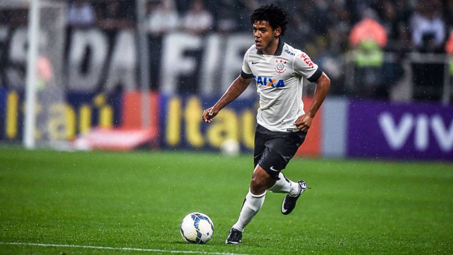 Romarinho avança para o ataque na derrota do Corinthians para o Figueirense pelo Campeonato Brasileiro