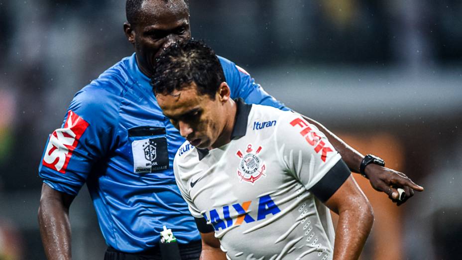 Jadson teve atuação discreta na derrota do Corinthians para o Figueirense, na primeira partida oficial do Itaquerão