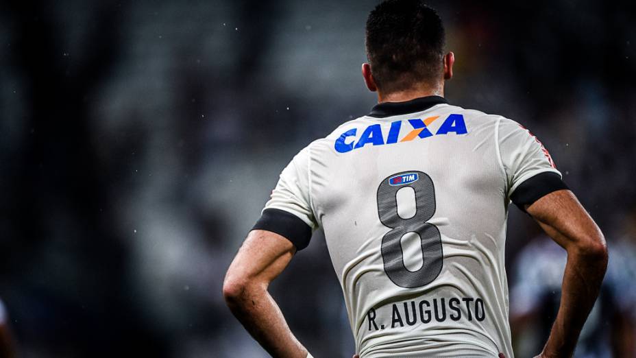 Renato Augusto lamenta chance perdida na derrota do Corinthians para o Figueirense
