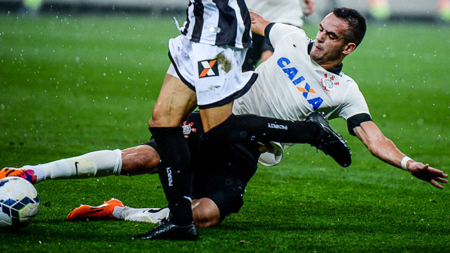 Renato Augusto disputa jogada na partida entre Corinthians e Figueirense, na primeira partida oficial realizada no Itaquerão