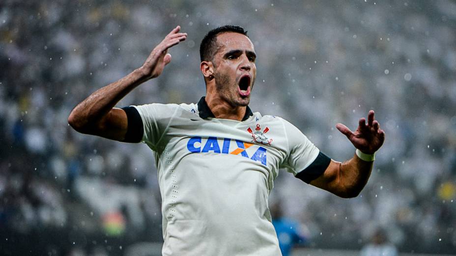 Renato Augusto chama a torcida após disputa de bola na partida entre Corinthians e Figueirense