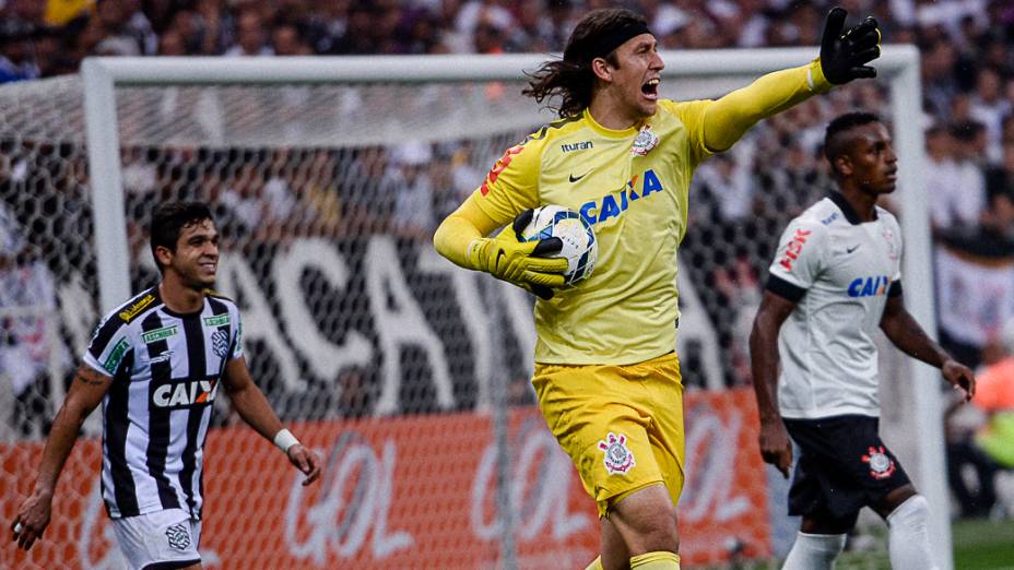 O goleiro Cássio do Corinthians reclama do posicionamento da equipe na partida contra o Figueirense