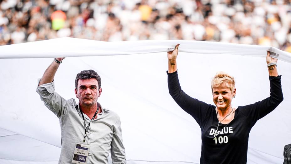A apresentador Xuxa entrou em campo ao lado do ex-presidente do Corinthians e responsável pelas obras do Itaquerão, Andrés Sanches