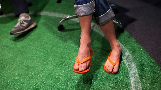 À vontade, o britânico Matthew Cruickshank entra no clima brasileiro e usa chinelos para trabalhar no escritório do Google, em São Paulo