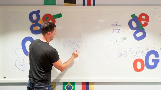 O britânico Matthew Cruickshank faz um rascunho do que poderia ser um doodle em uma final hipotética entre Brasil e Argentina, no prédio do Google, em São Paulo