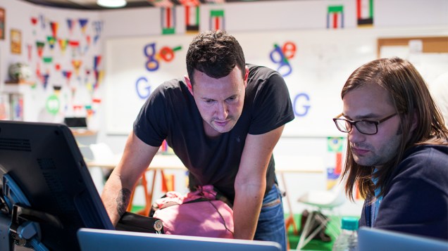 Matthew Cruickshank e Ryan Germick no escritório dos "doodlers", no prédio do Google, em São Paulo