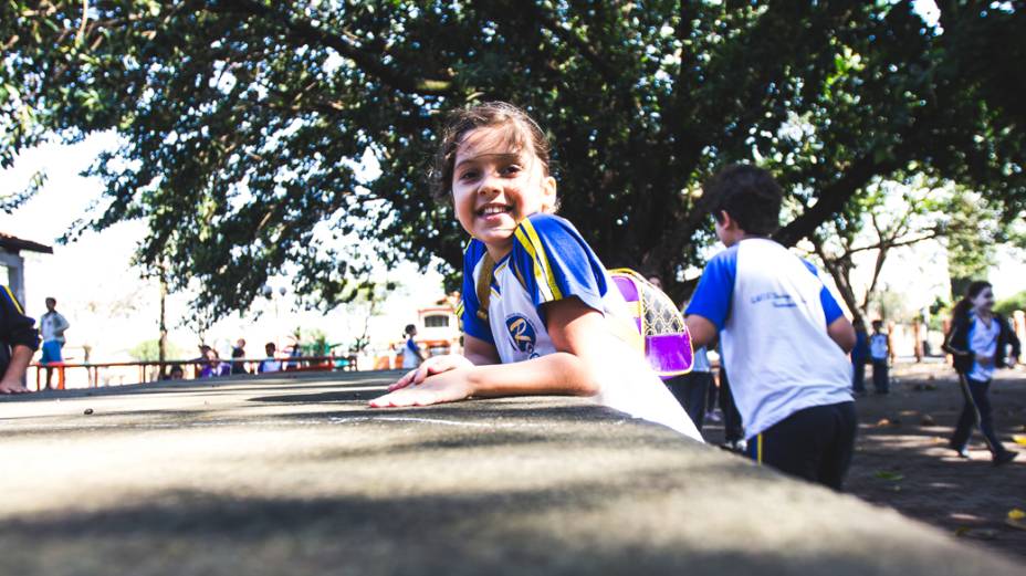 Alunos brincam no pátio da escola municipal Rodrigo Octávio Langaard de Menezes, em Cosmópolis, São Paulo. Unidade é a mais antiga do município