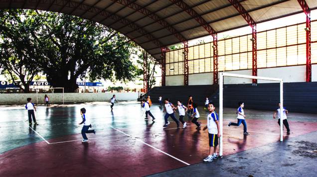 Alunos na quadra poliesportiva da escola municipal Rodrigo Octávio Langaard de Menezes, em Cosmópolis, São Paulo.