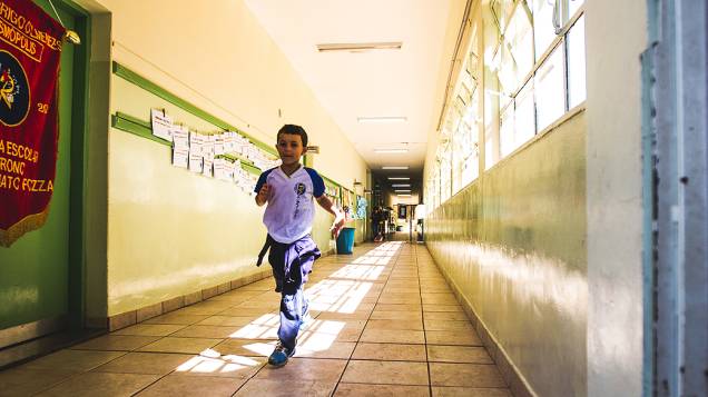 Aluno da escola municipal Rodrigo Octávio Langaard de Menezes, em Cosmópolis, São Paulo, em troca de aulas. Atividades de leitura, artes, jogos e informática são feitas nos laboratórios da escola.