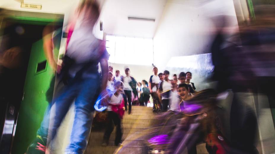 Alunos da escola municipal Rodrigo Octávio Langaard de Menezes, em Cosmópolis, São Paulo, durante a saída do turno da manhã.