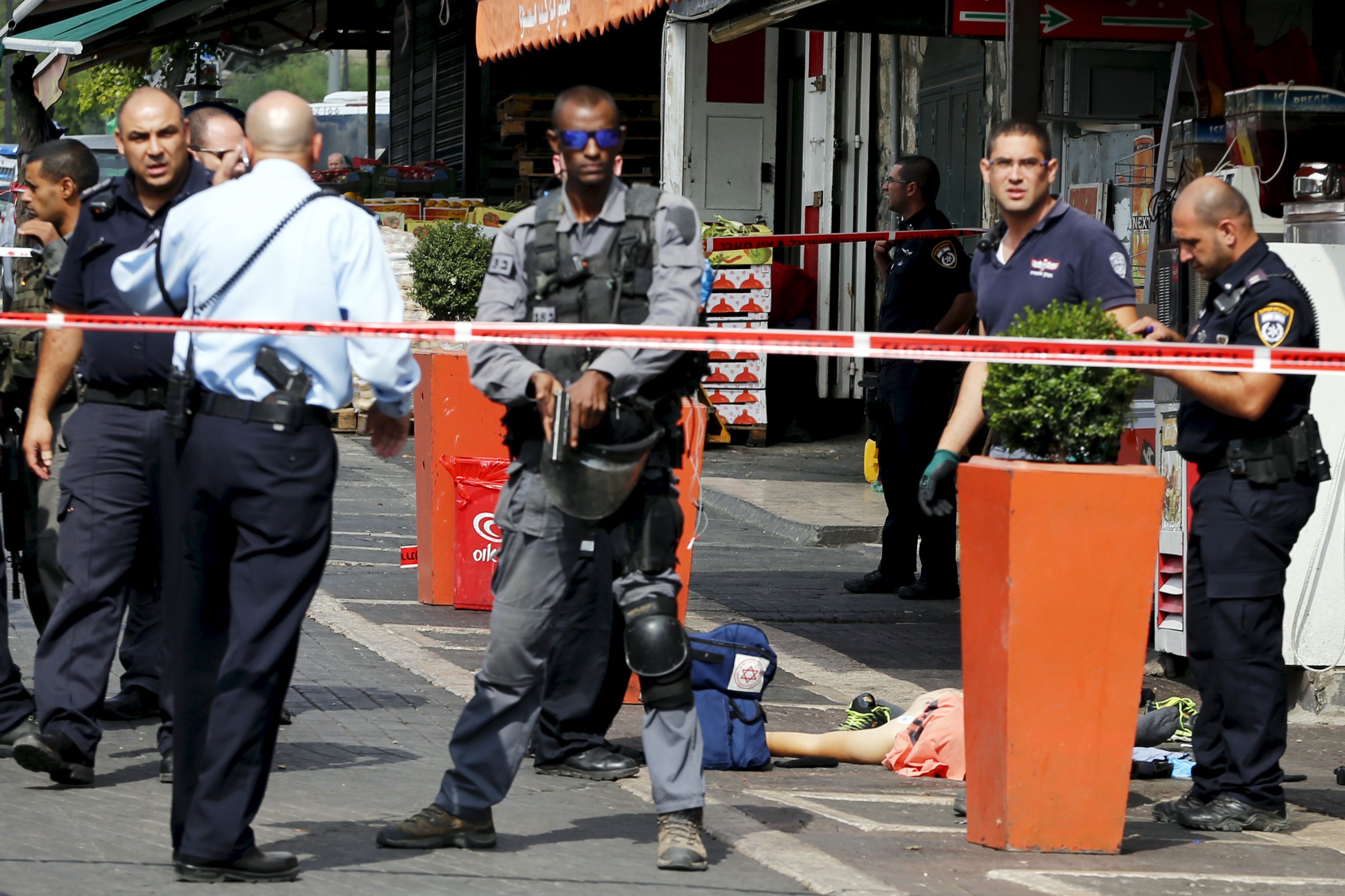 Policiais israelenses isolam área em Jerusalém em que palestino foi morto, após atacar dois judeus