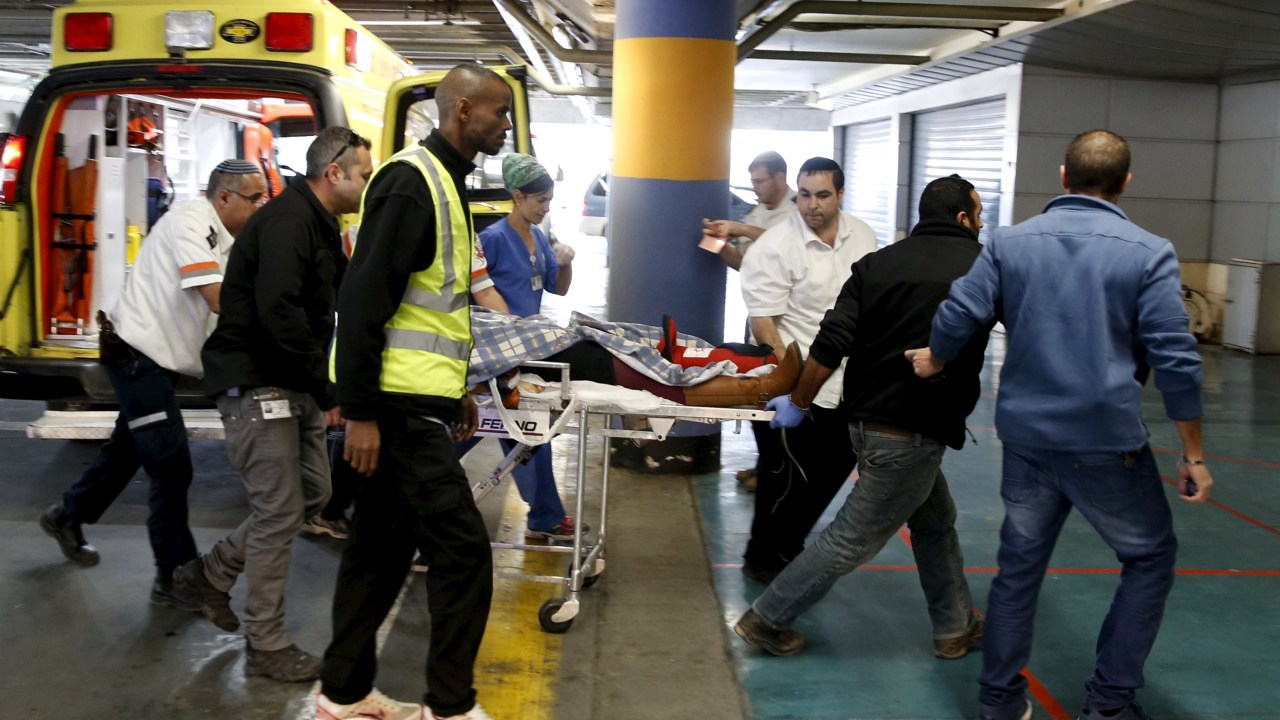 Jovem israelense esfaqueada é levada para o hospital Sha'are Zedek, de Jerusalém. Ela não resistiu aos ferimentos